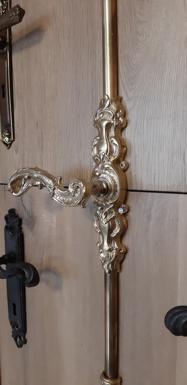 Oval madalyon motifli antika bronz sürgü — el dövmesi